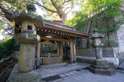 江島神社 辺津宮の手水舎・灯篭
