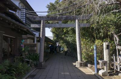 江島神社 御岩屋通りの奥津宮の石鳥居
