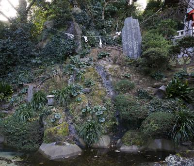 江島神社 無熱池・ガマ石