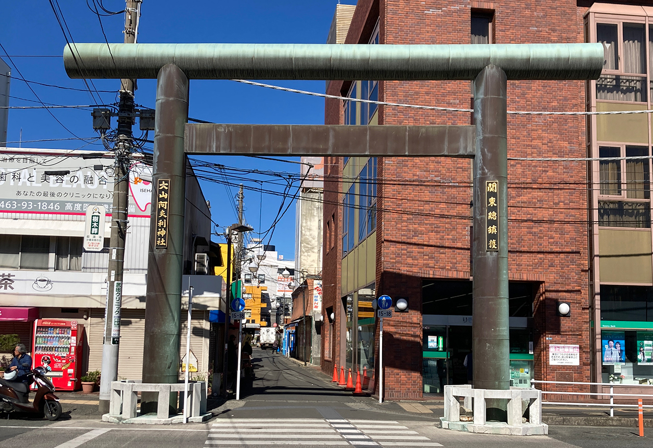 伊勢原駅前の大鳥居