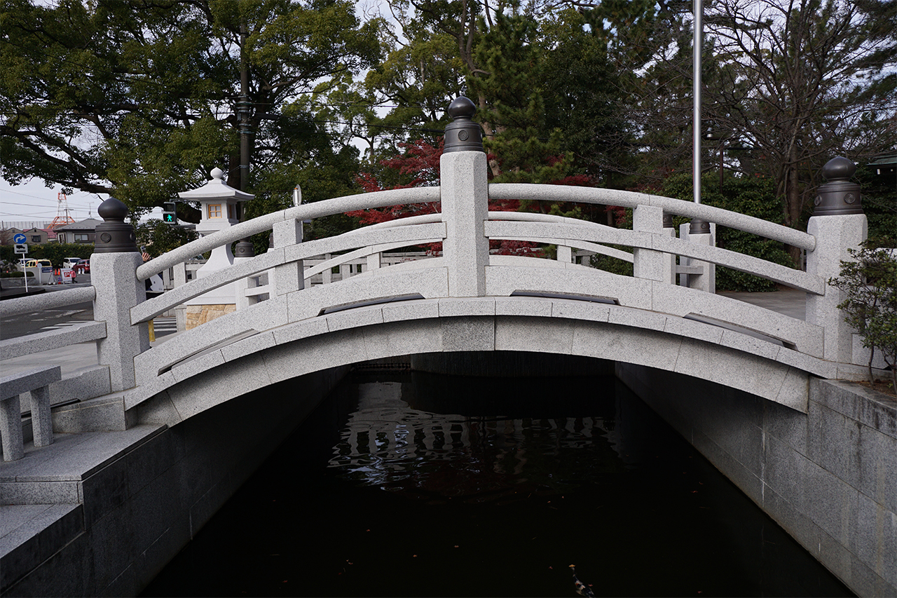 御影石の太鼓橋