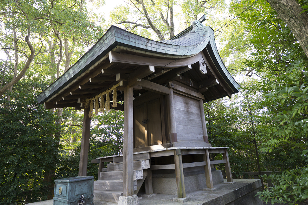 宮山神社 社殿 横