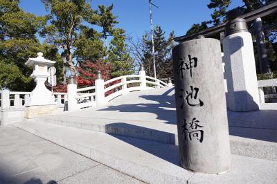 寒川神社 神池橋の社号標