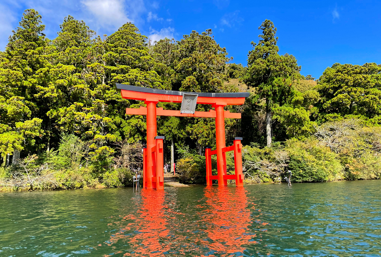 芦ノ湖から見た平和の鳥居