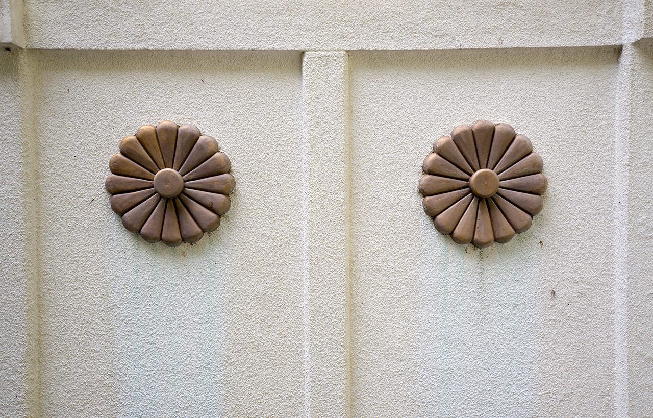 門に施された菊紋