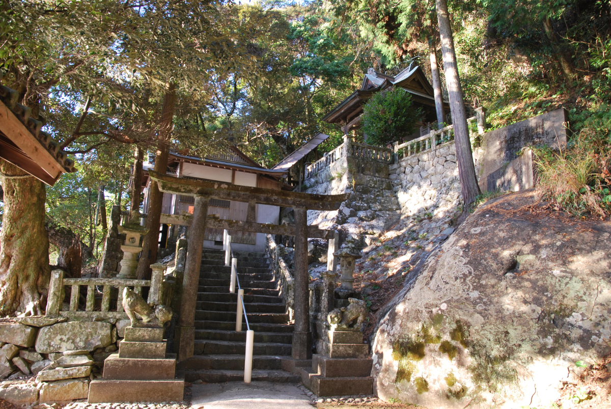 鳥居と境内