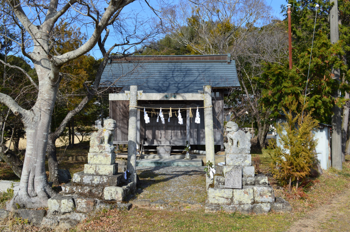 鳥居と社殿