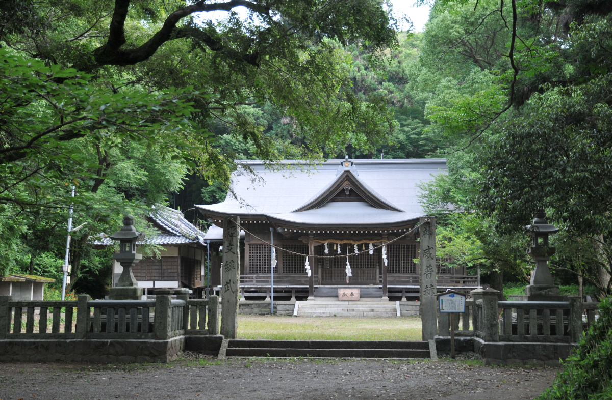 鳥居と拝殿