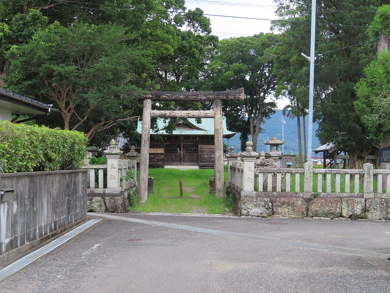 鳥居と社殿