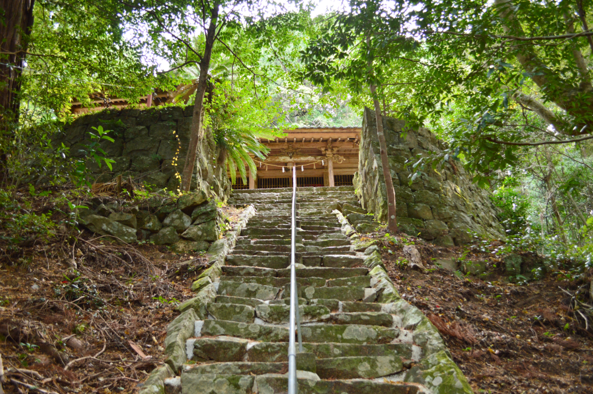 石段と拝殿
