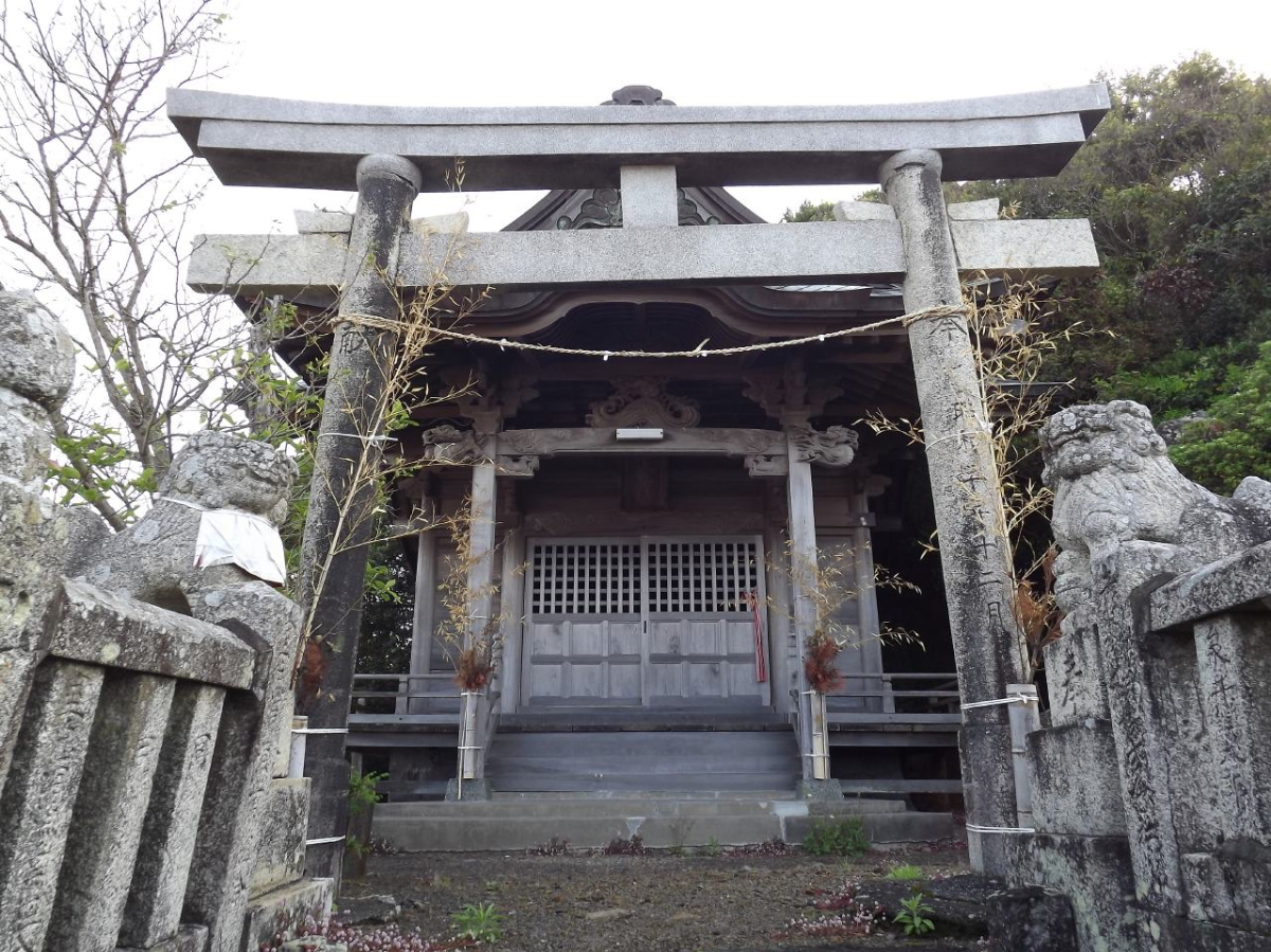鳥居と拝殿