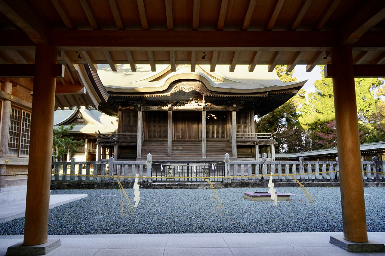 拝殿から見える二の神殿