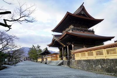 阿蘇神社 参道から見える楼門と阿蘇山
