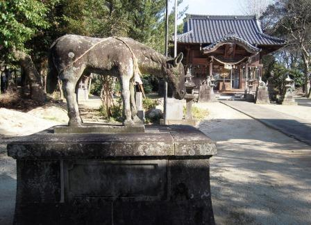 馬像と拝殿