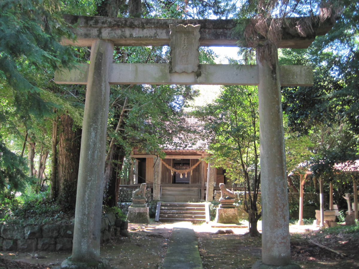 鳥居と社殿