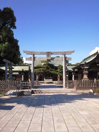 八代宮 鳥居と拝殿