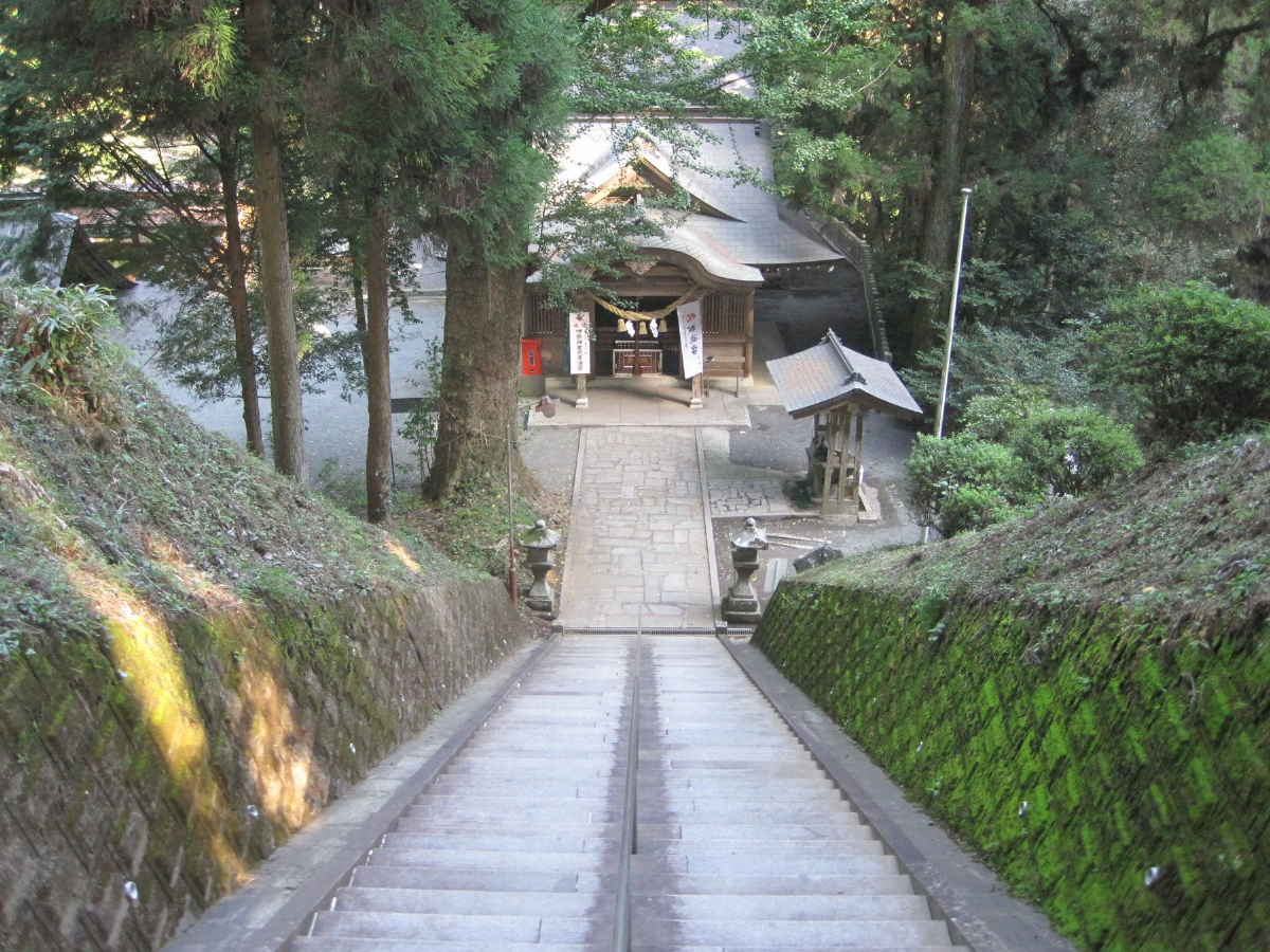 下り石段と拝殿