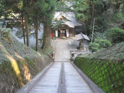 草部吉見神社 下り石段と拝殿