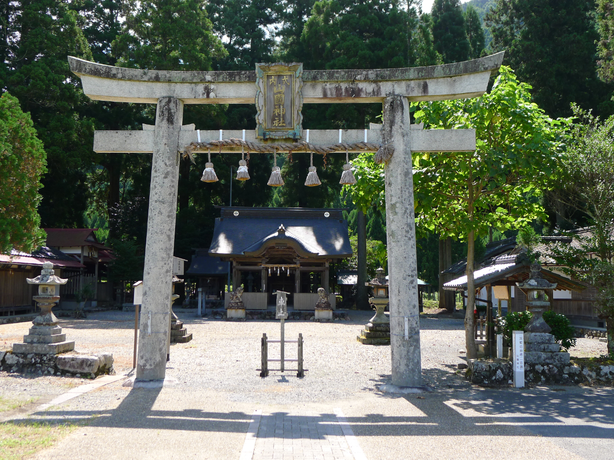 鳥居と拝殿