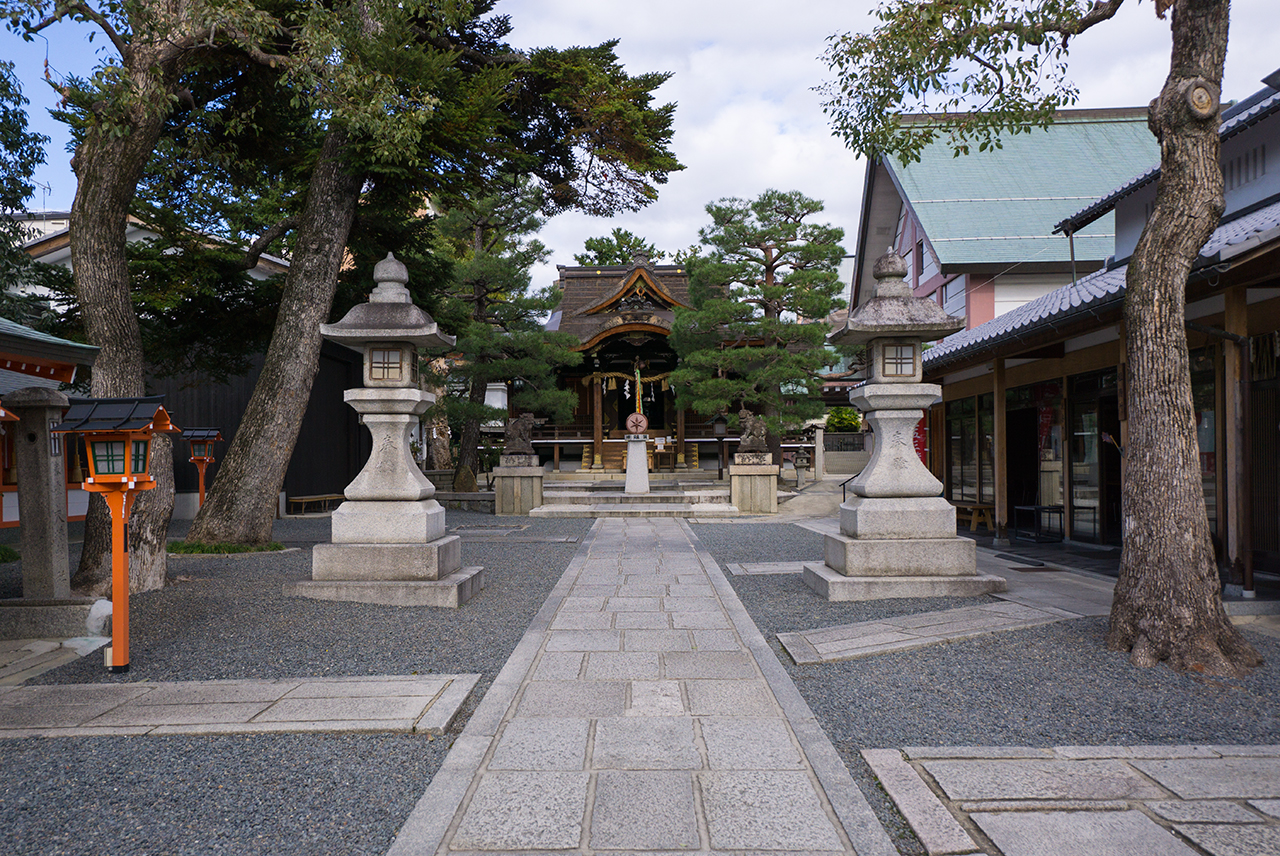 参道上にある八卦の碑