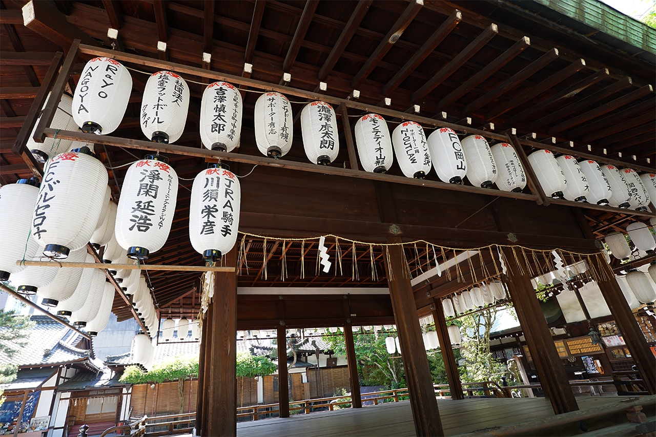 拝殿にある奉納されている提灯