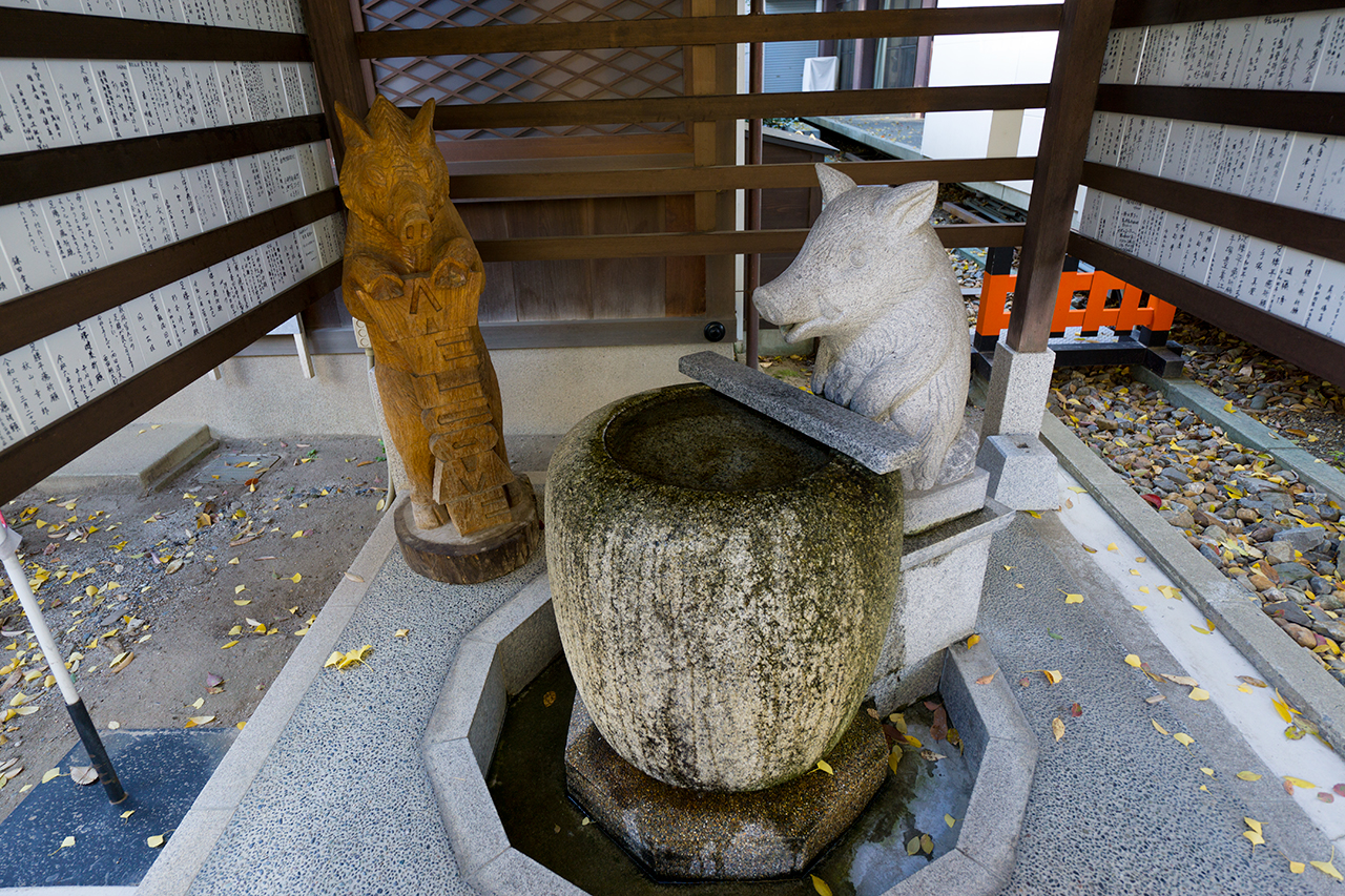拝殿近くの霊猪の手水舎のイノシシ像