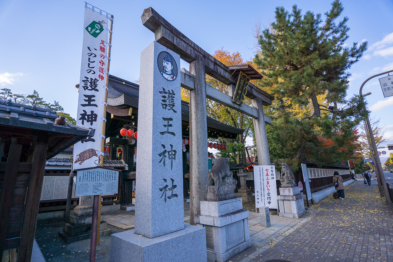 社号標と鳥居