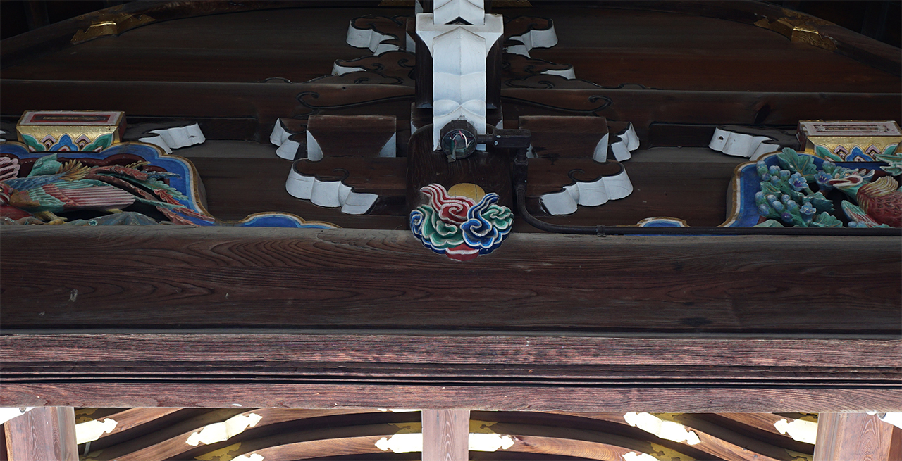 三光門の日の入り彫刻