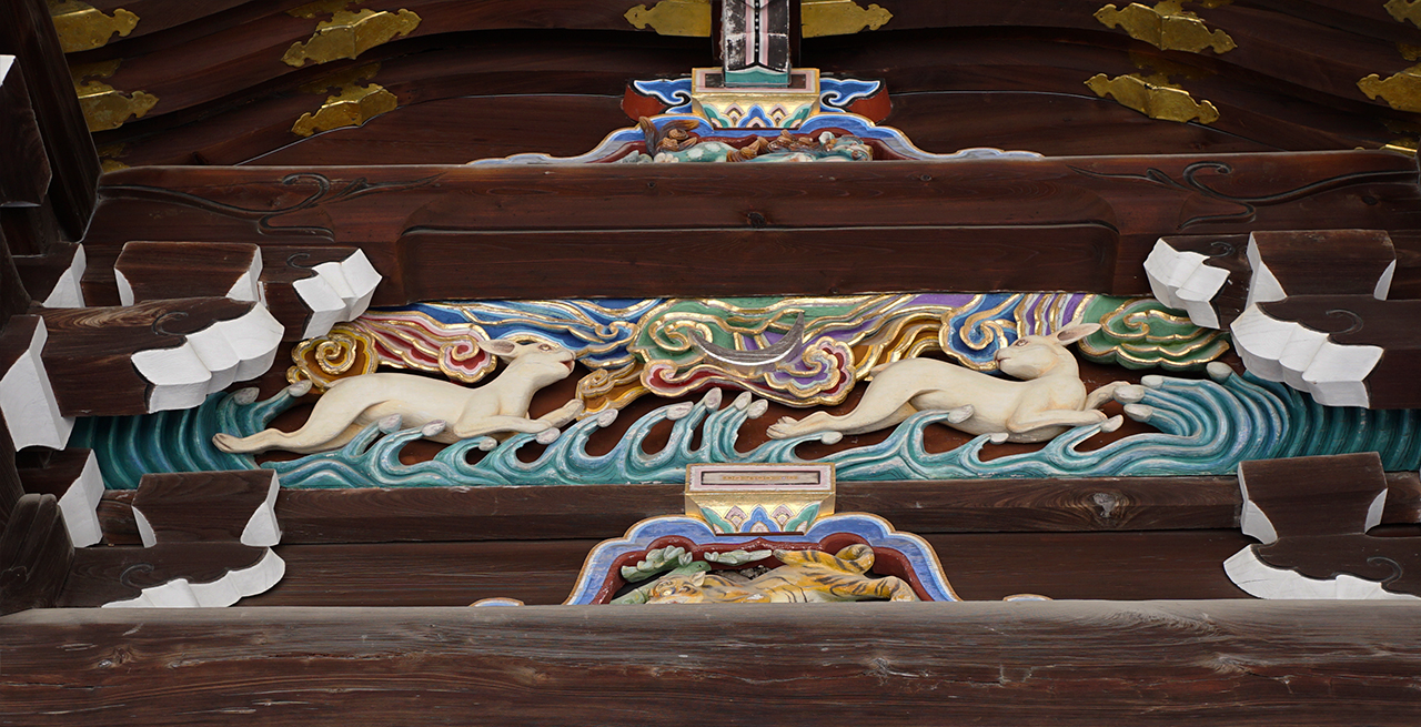 三光門の三日月彫刻