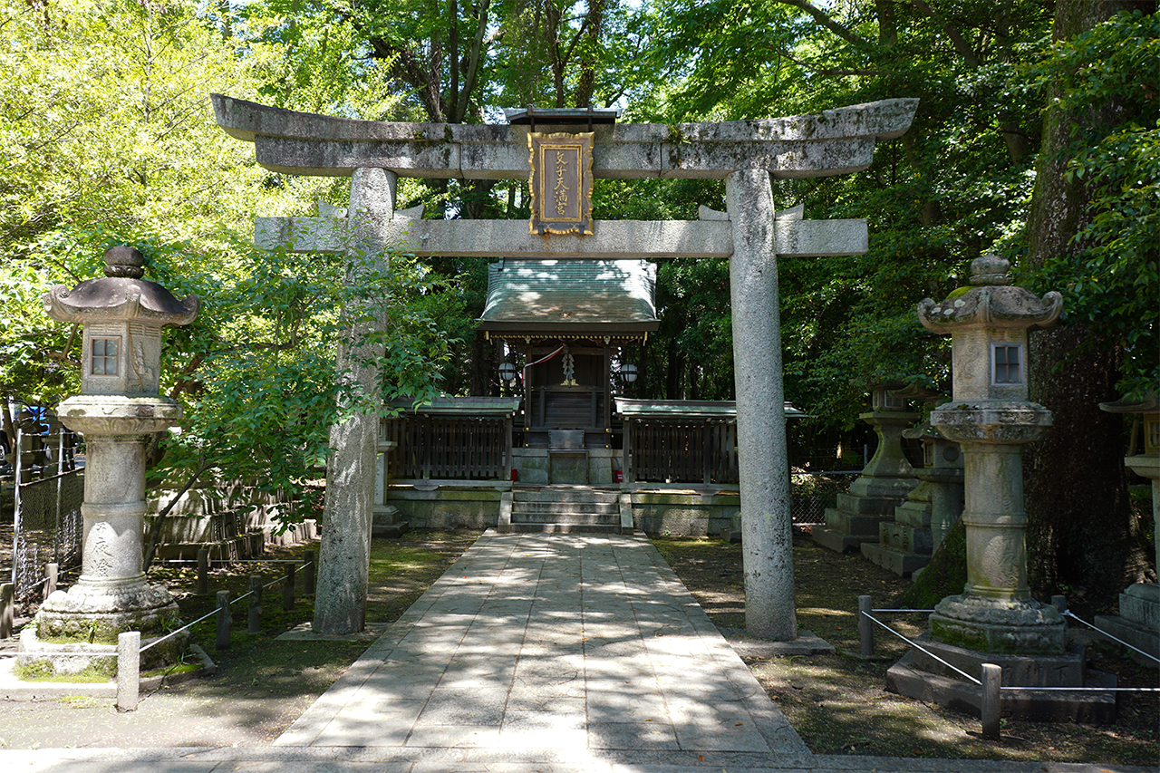 文子天満宮の鳥居と社殿