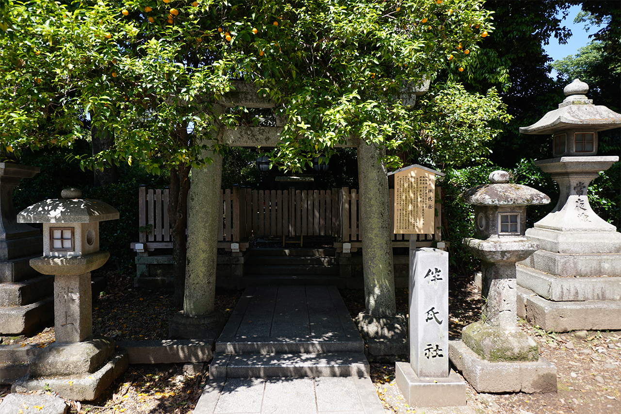 伴氏社の鳥居と社殿