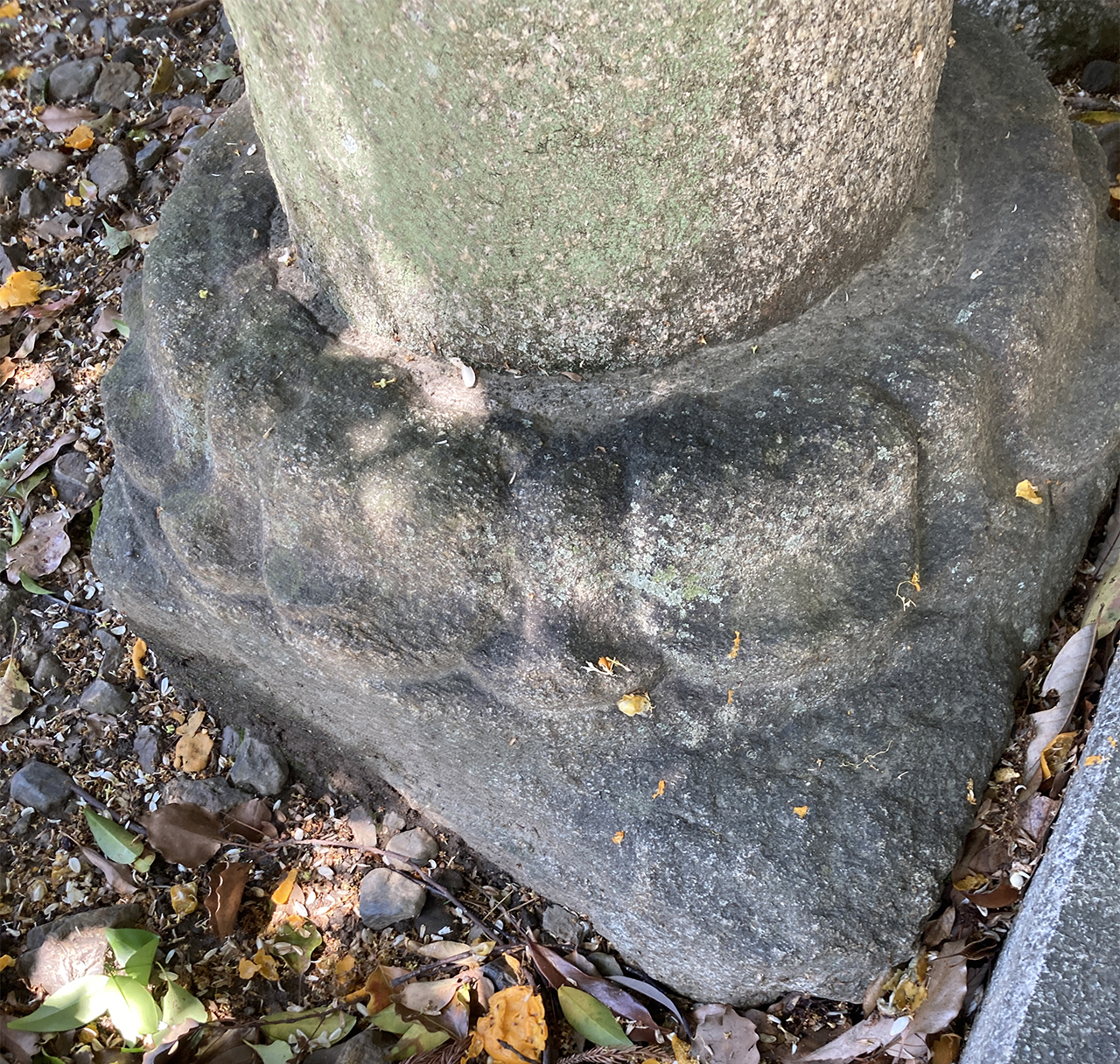 伴氏社の鳥居の土台