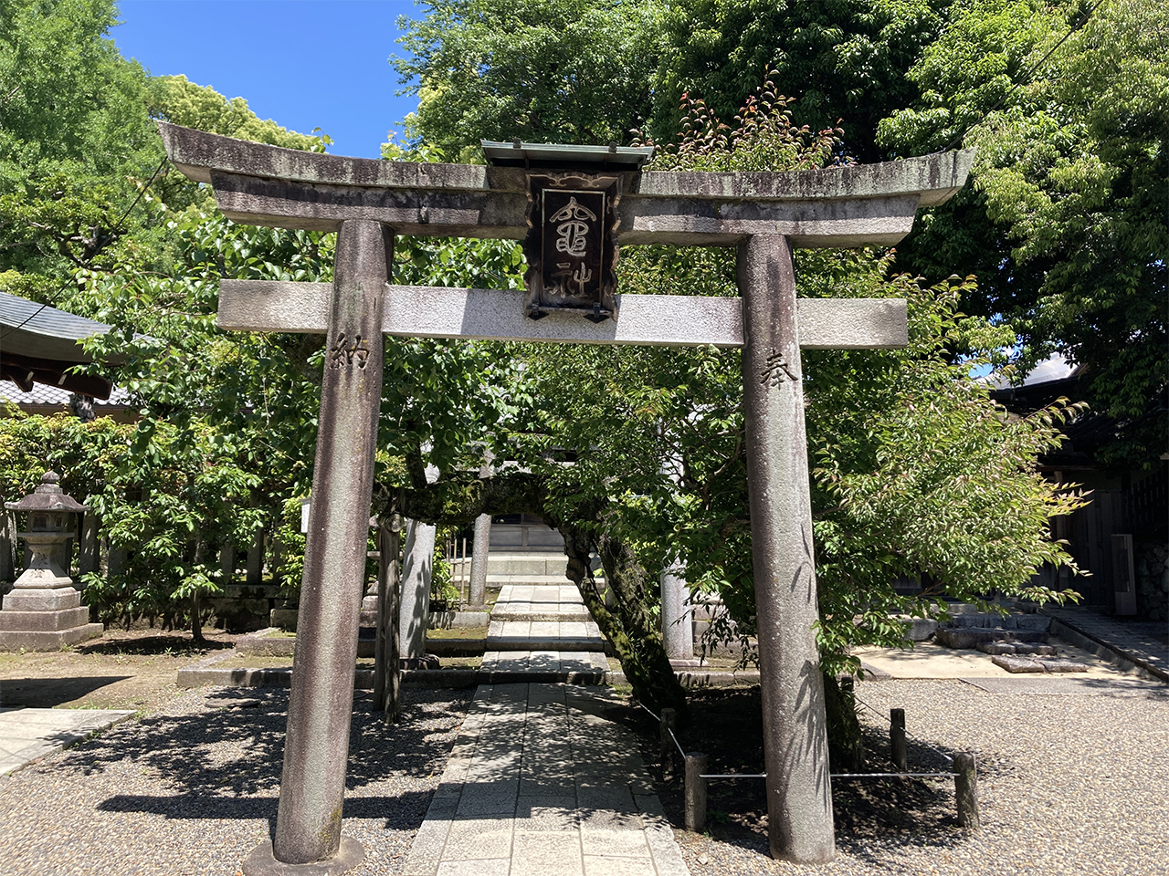 竈社の鳥居