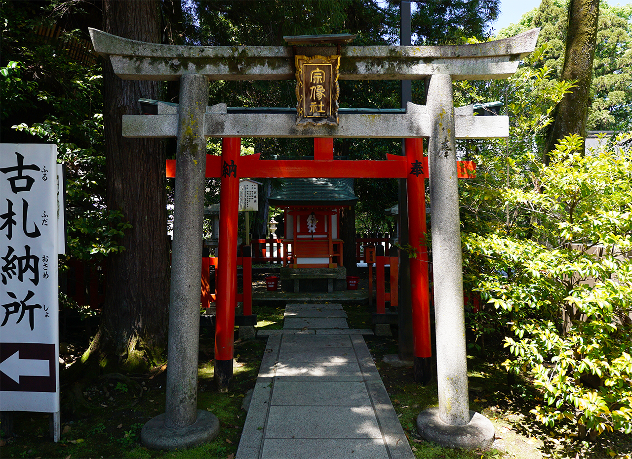宗像社の鳥居と社殿