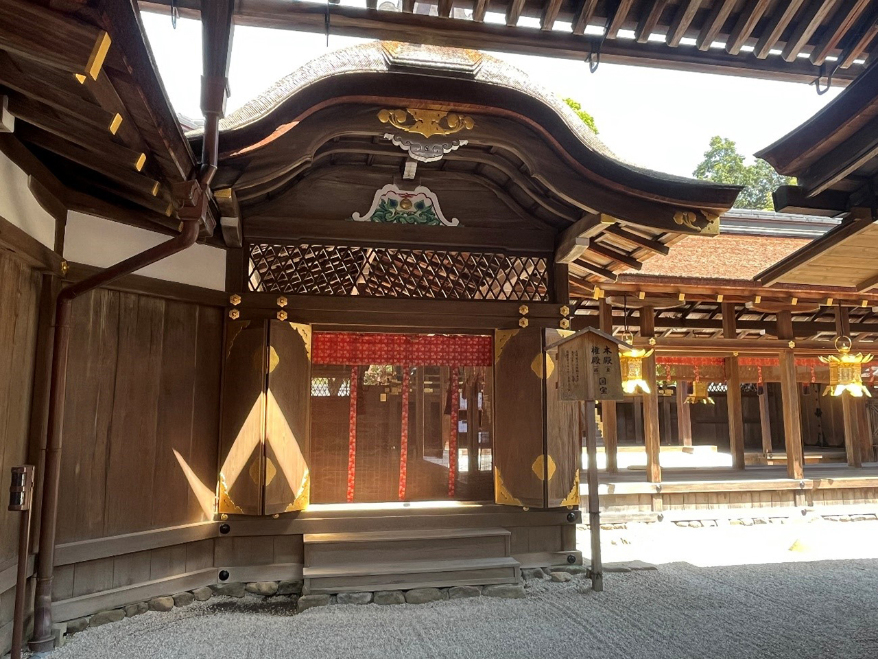 本殿と権殿