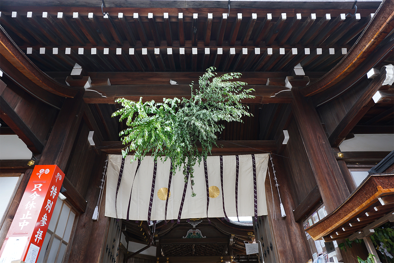 中門（拝殿）からみえる本殿