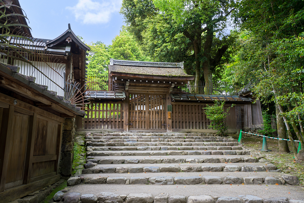 新宮神社前の階段と神門
