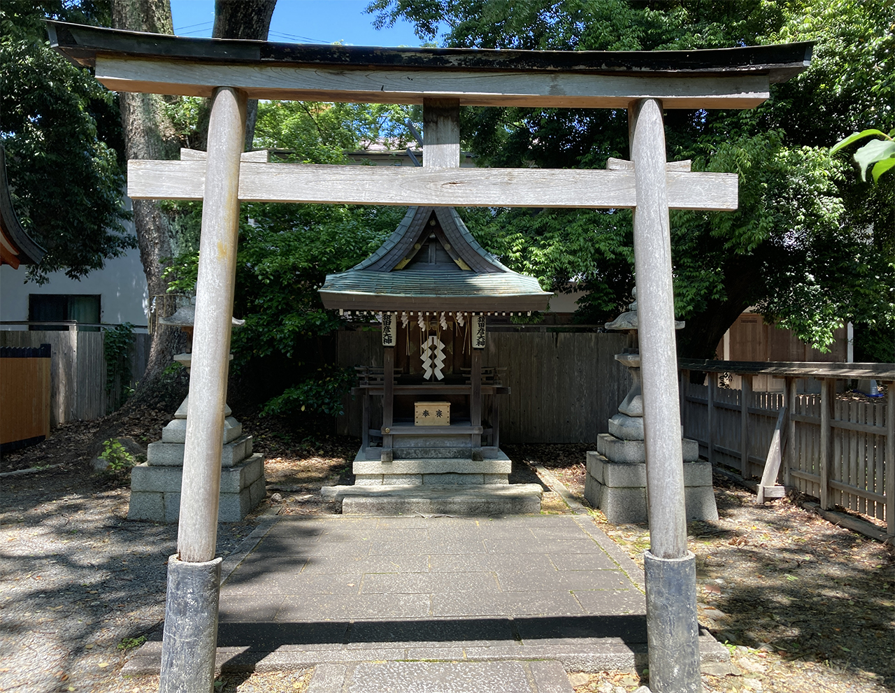猿田彦神社の鳥居と社殿
