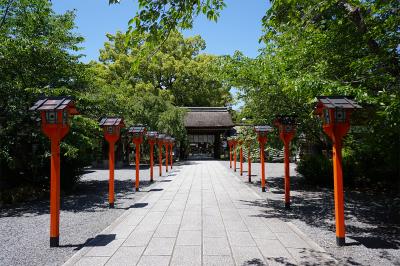 平野神社 東神門と燈籠
