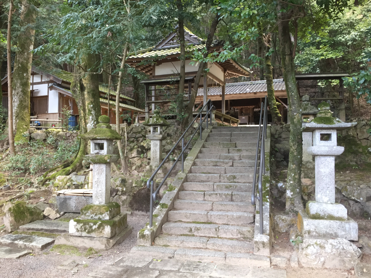 境内階段と社殿