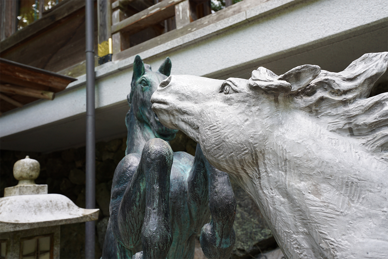 白馬と黒馬の神馬像の顔