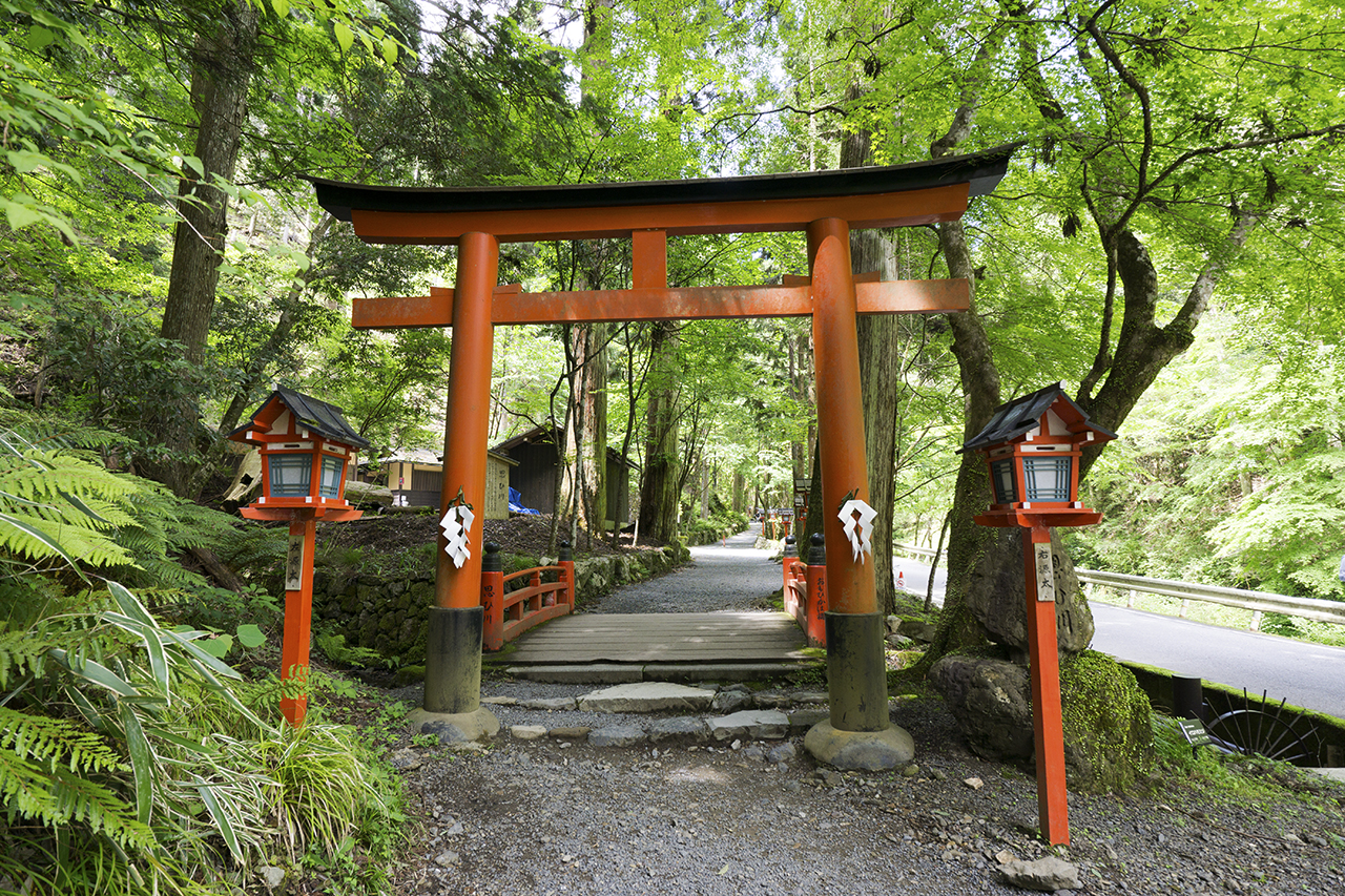 奥宮の第一鳥居と橋
