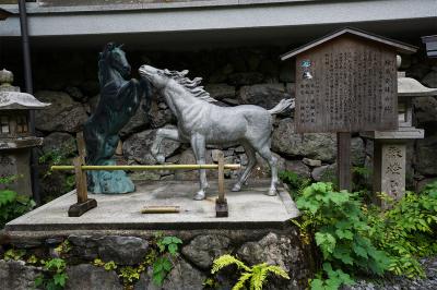 貴船神社 白馬と黒馬の神馬像
