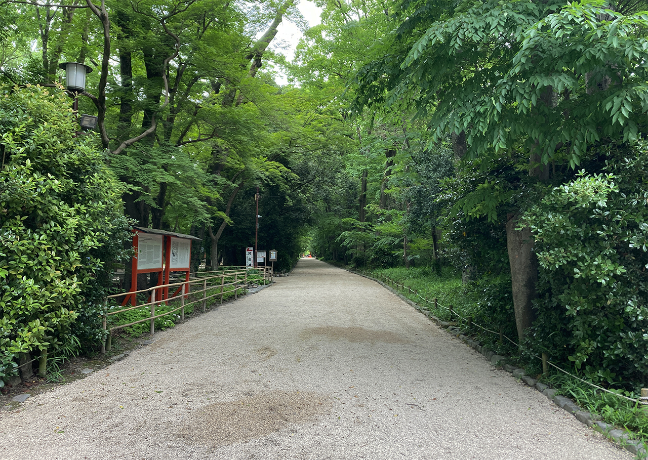 糺の森 砂利道の参道