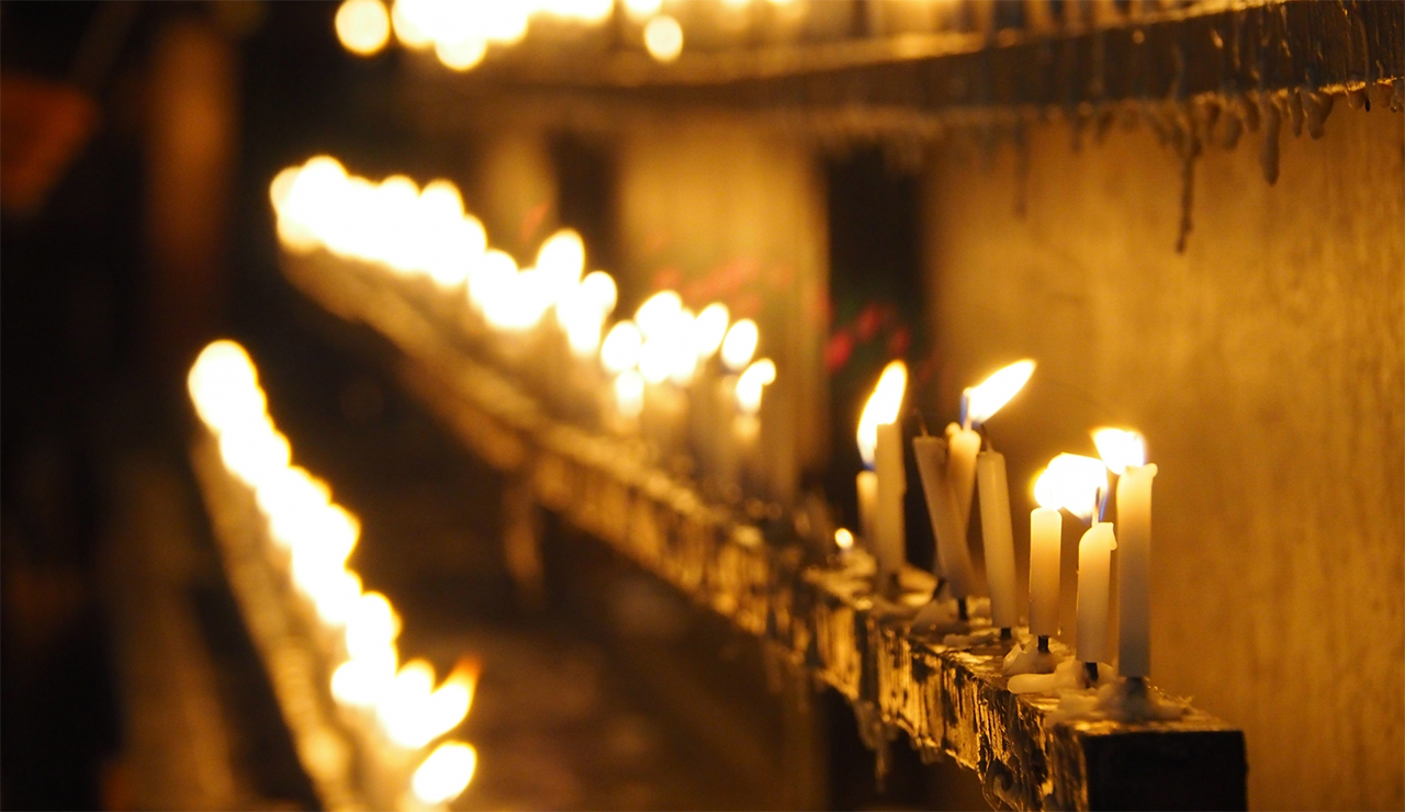 奉納されたロウソク