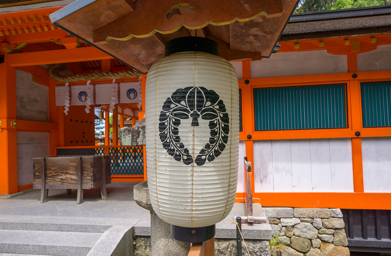 吉田神社 四脚中門の提燈の御神紋