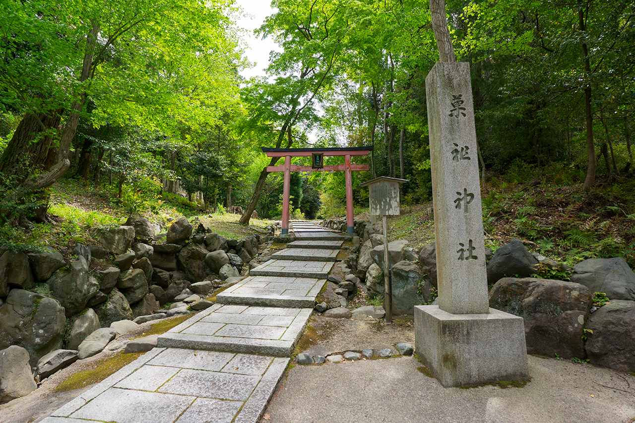 吉田神社 菓祖神社 社号標と鳥居