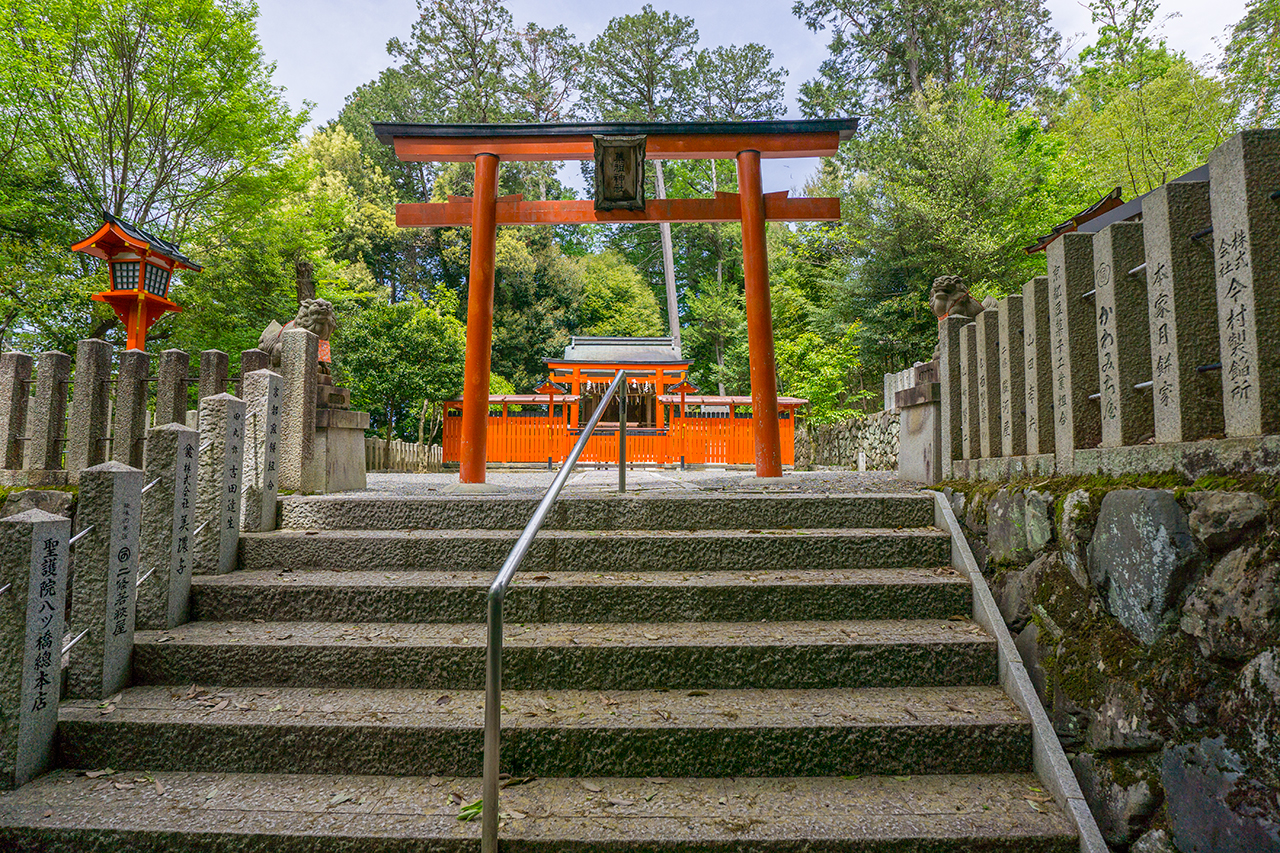 吉田神社 菓祖神社 玉垣と鳥居と社殿