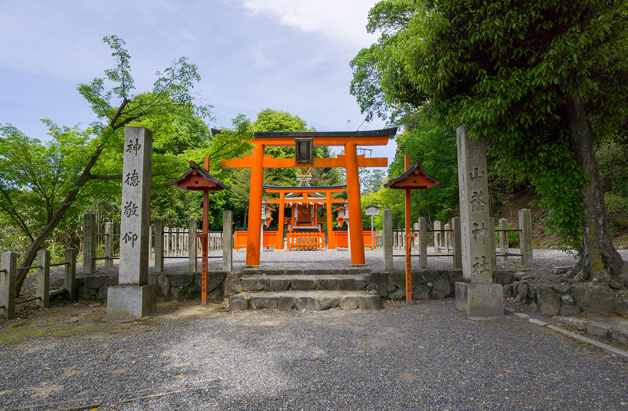 吉田神社 山陰神社 鳥居と社殿