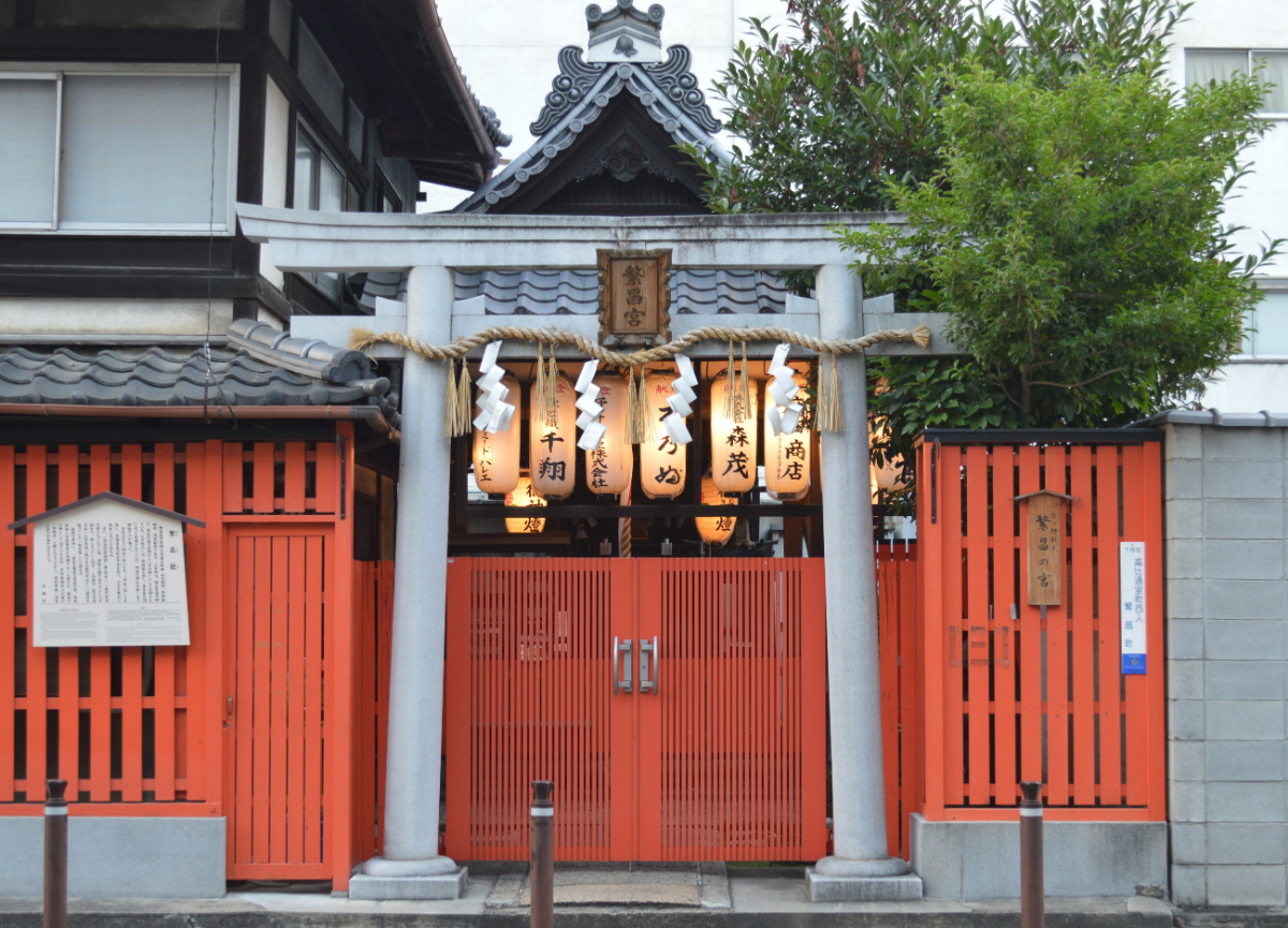 鳥居と社殿